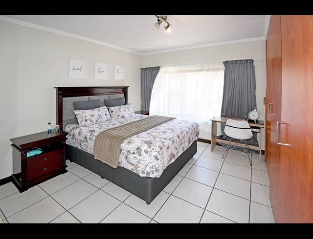 2 BEDROOM APARTMENT FOR SALE IN SUNNINGHILL